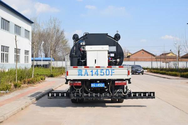 Precautions for operating asphalt spreading trucks_2